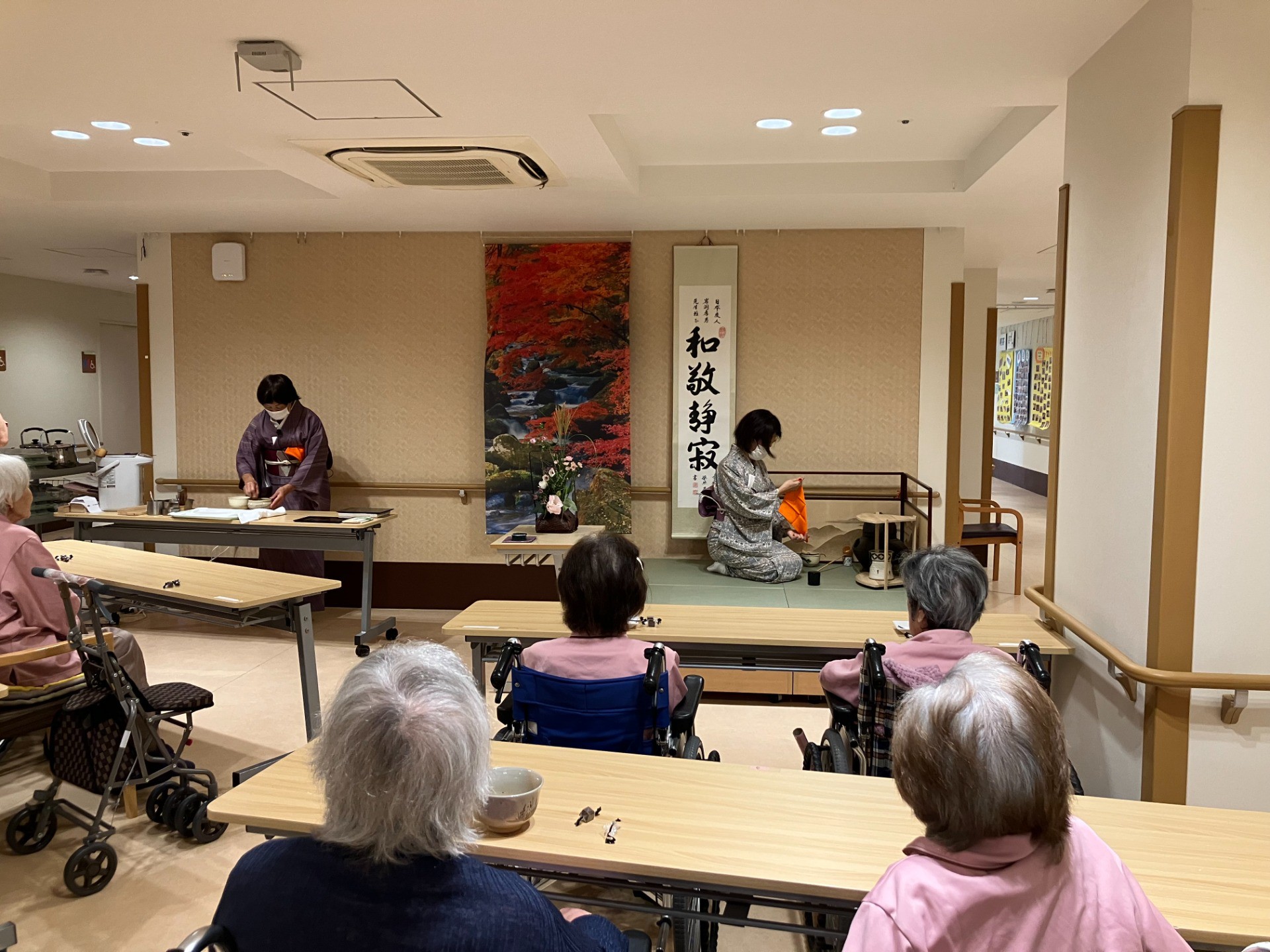 イルアカーサの秋のお茶会で、抹茶を楽しむご利用者様     Residents enjoying matcha at Iruacasa’s autumn tea gathering